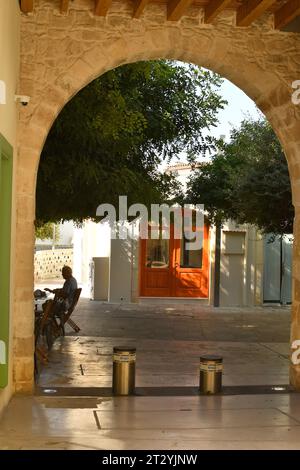 Paphos, Cipro - 27 settembre 2023: Arco e barriera per i veicoli, la città è stata capitale europea della cultura 2017 Foto Stock