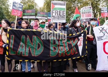 Atterrare, dal fiume al mare, striscione di una protesta per la Palestina libera a Londra in seguito all'escalation del conflitto in Israele e Gaza Foto Stock