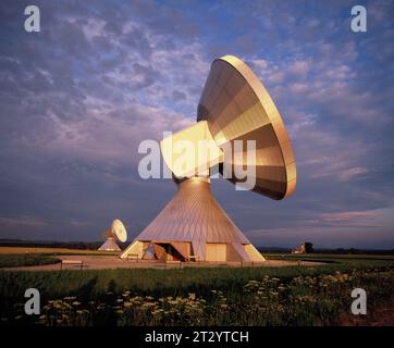 Germania. Baviera. Stazione di terra Raising. Piastre di tracciamento satellitare. Foto Stock