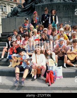 Repubblica Ceca. Praga. Città vecchia. Gruppo di giovani donne sedute sui gradini del monumento di Jan Hus. Foto Stock