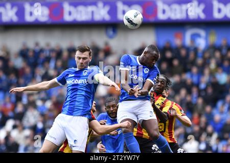 Genk, Belgio. 22 ottobre 2023. Bryan Heynen di Genk, Mujaid Sadick Aliu di Genk e NGall'ayel Mukau di Mechelen combattono per la palla durante una partita di calcio tra KRC Genk e KV Mechelen, domenica 22 ottobre 2023 a Genk, il giorno 11 della stagione 2023-2024 della prima divisione del campionato belga "Jupiler Pro League". BELGA PHOTO JOHAN EYCKENS Credit: Belga News Agency/Alamy Live News Foto Stock