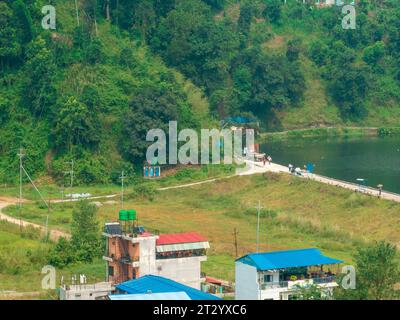 Vista aerea di un paesaggio rurale nepalese vicino al lago Bagnes, campi di riso e case, lavori agricoli. Lekhnath, Pokhara. Nepal. 10-7-2023 Foto Stock