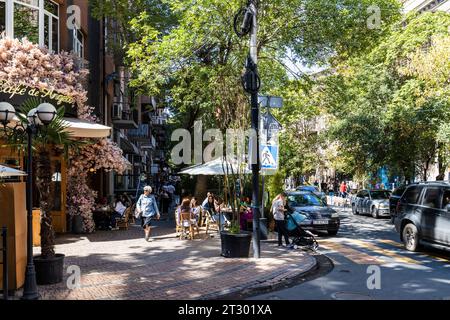 Yerevan, Armenia - 14 settembre 2023: Vista di via Pushkin nel quartiere centrale di Kentron della città di Erevan nel soleggiato giorno autunnale Foto Stock