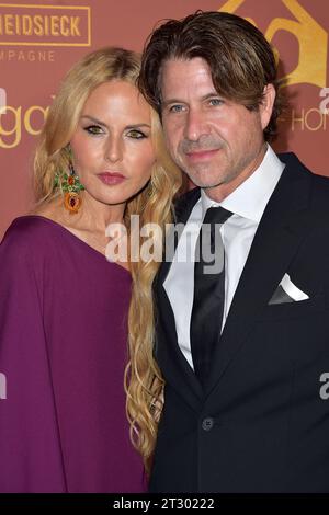 Rachel Zoe mit Ehemann Rodger Berman bei der A Sense of Home Gala 2023 in eine Privatresidenz. Hancock Park, 21.10.2023 *** Rachel Zoe con il marito Rodger Berman al Gala A Sense of Home 2023 in una residenza privata Hancock Park, 21 10 2023. Foto:xD.xStarbuckx/xFuturexImagex home 3061 credito: Imago/Alamy Live News Foto Stock