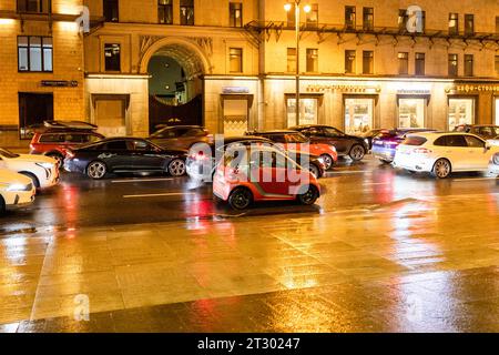 Mosca, Russia - 14 ottobre 2023: Traffico automobilistico sulla 1a strada Tverskaya - Yamskaya nella città di Mosca in una notte d'autunno piovosa. Foto Stock