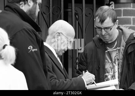 Bobby Charlton firma autografi alla targa Duncan Edwards inaugurata il 1 ottobre 2016 Foto Stock