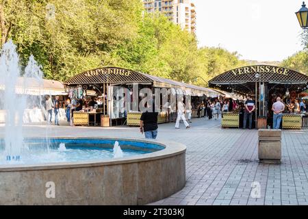 Erevan, Armenia - 28 settembre 2023: fontana e vista del mercato delle pulci all'aperto di Yerevan Vernissage in via Pavstos Buzand nel centro di Kentron distri Foto Stock