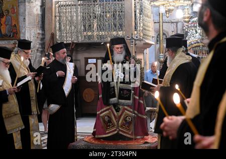 Città vecchia di Gerusalemme, Israele. 22 ottobre 2023. Il Patriarca greco-ortodosso di Gerusalemme Teofilo III conduce le preghiere in un servizio commemorativo per le anime delle vittime di guerra di Gaza e il bombardamento a Gaza della Chiesa di San Porfirio, nella Chiesa del Santo Sepolcro nella città Vecchia di Gerusalemme, domenica 22 ottobre 2023. Foto di Debbie Hill/ Credit: UPI/Alamy Live News Foto Stock