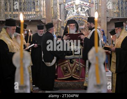 Città vecchia di Gerusalemme, Israele. 22 ottobre 2023. Il Patriarca greco-ortodosso di Gerusalemme Teofilo III conduce le preghiere in un servizio commemorativo per le anime delle vittime di guerra di Gaza e il bombardamento a Gaza della Chiesa di San Porfirio, nella Chiesa del Santo Sepolcro nella città Vecchia di Gerusalemme, domenica 22 ottobre 2023. Foto di Debbie Hill/ Credit: UPI/Alamy Live News Foto Stock