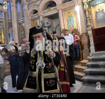 Città vecchia di Gerusalemme, Israele. 22 ottobre 2023. Il Patriarca greco-ortodosso di Gerusalemme Teofilo III conduce le preghiere in un servizio commemorativo per le anime delle vittime di guerra di Gaza e il bombardamento a Gaza della Chiesa di San Porfirio, nella Chiesa del Santo Sepolcro nella città Vecchia di Gerusalemme, domenica 22 ottobre 2023. Foto di Debbie Hill/ Credit: UPI/Alamy Live News Foto Stock