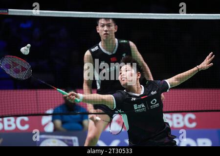 Feng Yan Zhe e Huang Dong Ping (R), Cina in azione contro Zheng si Wei e Huang Ya Qiong, Cina durante la loro finale in doppio misto al Victor Denmark Open nella Jyske Bank Arena di Odense domenica 22, 2023. Foto Stock