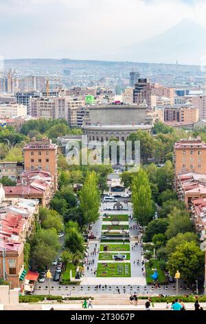 Yerevan, Armenia - 29 settembre 2023: Vista della verde via Tamanyan e del teatro dell'opera di Yerevan dalla cascata delle scale nella città di Yerevan al crepuscolo autunnale Foto Stock