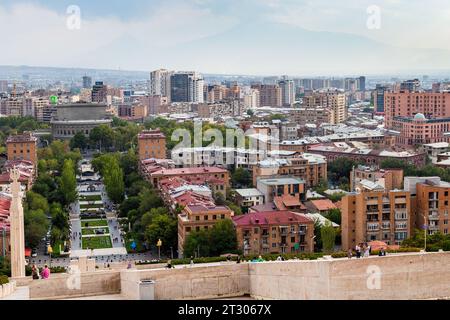 Erevan, Armenia - 29 settembre 2023: Vista delle case urbane nel distretto centrale di Kentron della città di Erevan dalle scale delle Cascate al crepuscolo autunnale Foto Stock