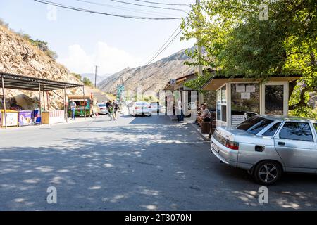 Garni, Armenia - 30 settembre 2023: Parcheggio e mercato all'aperto vicino all'attrazione Sinfonia di pietre nella gola di Garni nelle montagne di Gegham in Armenia Foto Stock