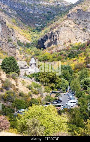 Goght, Armenia - 30 settembre 2023: Area parcheggio del Monastero di Geghard nell'alta Valle di Azat nelle soleggiate giornate autunnali. Geghard è patrimonio mondiale dell'UNESCO Foto Stock