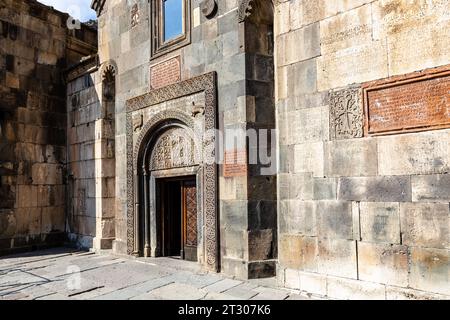 Goght, Armenia - 30 settembre 2023: Portale per la chiesa nel Monastero di Geghard nell'alta Valle di Azat nel soleggiato giorno autunnale. Geghard è patrimonio dell'umanità dell'UNESCO Foto Stock