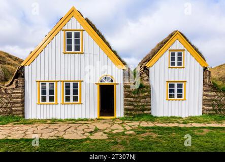 GLAUMBAER, ISLANDA - 13 AGOSTO 2023: Case bianche per tappeti erbosi Foto Stock