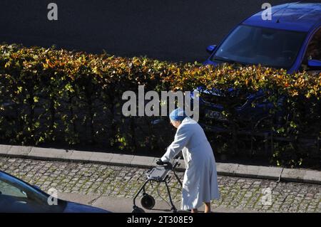 Copenhagen, Danimarca /22 ottobre. 2023/.Senio cittadino con camminatore nella capitale danese di Kastrup. (Foto: Francis Joseph Dean/Dean Pictures) Foto Stock