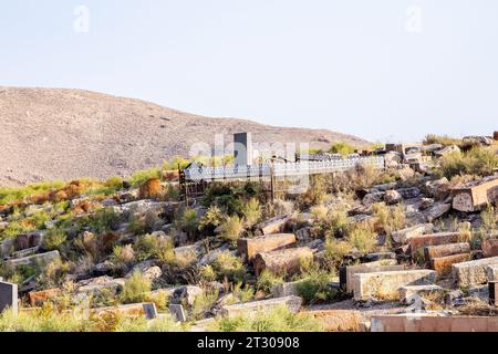 Antico cimitero del villaggio sulla collina vicino a Khor Virap nella pianura di Ararat in Armenia, il soleggiato giorno autunnale Foto Stock