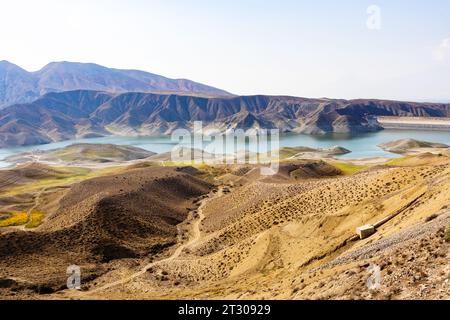 diga e bacino idrico di Azat sul fiume nelle montagne dell'Armenia nelle soleggiate giornate autunnali Foto Stock