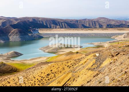 Vista della diga e del bacino idrico sulle montagne dell'Armenia durante il soleggiato giorno autunnale Foto Stock