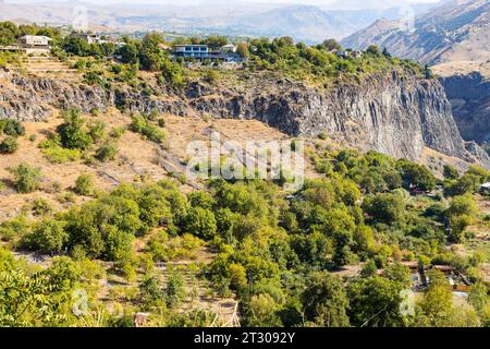 Case del villaggio di Garni sulla scogliera sopra la gola del fiume Azat nelle montagne di Gegham in Armenia Foto Stock