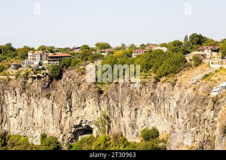 Case del villaggio di Garni, illuminate dal sole autunnale, sul bordo della gola del fiume Azat nelle montagne di Gegham in Armenia Foto Stock