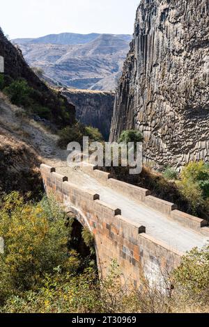 sinfonia delle pietre - il vecchio ponte sul fiume Goght nella gola di Garni in Armenia nel soleggiato giorno autunnale Foto Stock