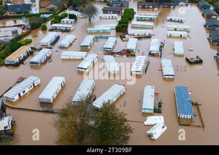 Vista aerea del parco delle roulotte allagato a Brechin dopo che il fiume South Esk ha rotto le difese delle inondazioni durante Storm Babet , Angus, Scozia, Regno Unito Foto Stock