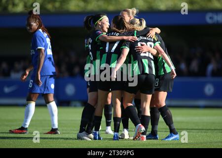 Londra, Regno Unito. 22 ottobre 2023. Londra, 22 ottobre 2023: Festeggiamenti per il gol di Brighton durante la partita di Barclays fa Womens Super League tra Chelsea e Brighton Hove Albion a Kingsmeadow, Londra, Inghilterra. (Pedro Soares/SPP) credito: SPP Sport Press Photo. /Alamy Live News Foto Stock