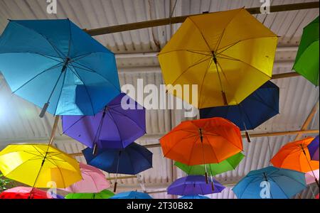 ombrelloni che decorano il soffitto del caffè Foto Stock