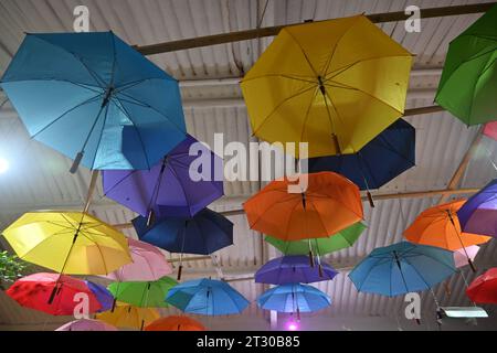 ombrelloni che decorano il soffitto del caffè Foto Stock