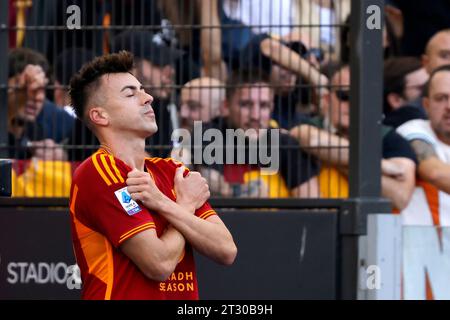 Roma, Italia. 5 ottobre 2023. Stephan El Shaarawy, della AS Roma festeggia dopo aver segnato il gol vincente durante la partita di campionato di serie A italiana tra Roma e Monza allo Stadio Olimpico di Roma, Italia, 22 ottobre 2023. Roma ha sconfitto Monza 1-0. AGGIORNAMENTO IMMAGINI STAMPA/Riccardo De Luca credito: Riccardo De Luca - aggiornamento immagini/Alamy Live News Foto Stock