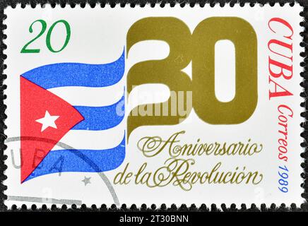 Francobollo cancellato stampato da Cuba, che mostra la bandiera nazionale, il 30 ° anniversario della rivoluzione, circa 1989. Foto Stock