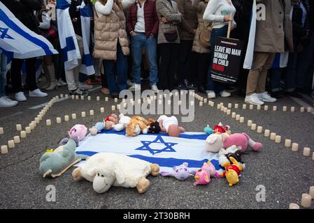 Madrid, Spagna. 22 ottobre 2023. I membri della Federazione delle Comunità ebraiche di Spagna manifestano, chiedendo la liberazione degli ostaggi da parte di Hamas, davanti al Congresso dei deputati a Madrid il 22 ottobre 2023 (foto di Oscar Gonzalez/Sipa USA) (foto di Oscar Gonzalez/Sipa USA) credito: SIPA USA/Alamy Live News Foto Stock