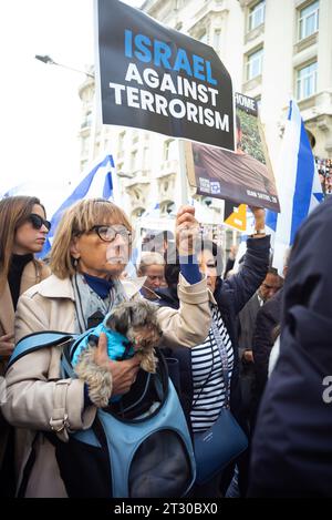 Madrid, Spagna. 22 ottobre 2023. I membri della Federazione delle Comunità ebraiche di Spagna manifestano, chiedendo la liberazione degli ostaggi da parte di Hamas, davanti al Congresso dei deputati a Madrid il 22 ottobre 2023 (foto di Oscar Gonzalez/Sipa USA) (foto di Oscar Gonzalez/Sipa USA) credito: SIPA USA/Alamy Live News Foto Stock