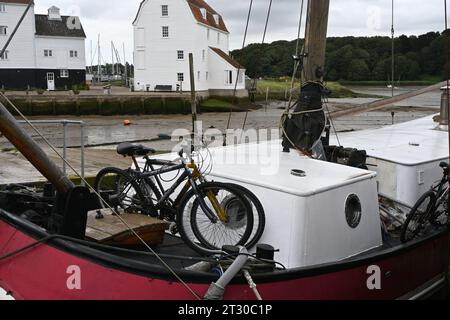 biciclette sulla casa galleggiante, woodbridge Foto Stock