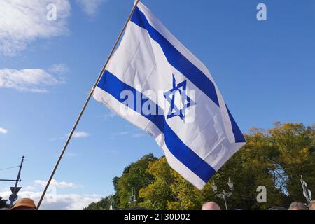 Berlino - Deutschland. Demo und Kundgebung gegen Antisemitismus und für Solidarität mit, Israele. 22 ottobre 2023. AM Brandenburger Tor. *** 22 10 2023, Berlino Germania Demo e raduno contro l’antisemitismo e per la solidarietà con Israele alla porta di Brandeburgo. Credito: Imago/Alamy Live News Foto Stock