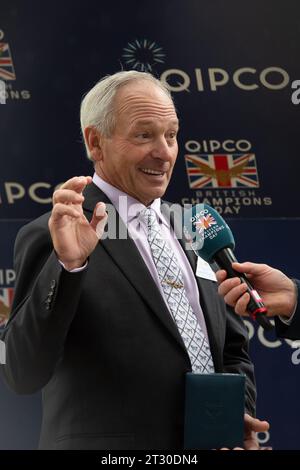 Ascot, Berkshire, Regno Unito. 21 ottobre 2023. Il fantino americano Steve Cauthen (nella foto) e il cavallo Pebbles sono stati premiati con le medaglie della QIPCO British Champions Series Hall of Fame prima di gareggiare ad Ascot oggi. Cauthen diventa il quinto jockey ad essere inserito nella QIPCO British Champions Series Hall of Fame dopo Lester Piggott, Pat Eddery, Frankie Dettori e Willie Carson. Il 63enne ha avuto una sensazione notturna in America e, all'età di soli 18 anni, è diventato il fantino più giovane a vincere la Tripla Corona americana affermata nel 1978. Gli fu assegnata la medaglia dal fantino Frankie Dettori. Credito: Maureen McLean/Alam Foto Stock