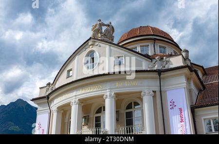 Merano, Italia - 9 agosto 2023: Veduta esterna del Kurhaus di Merano, progettato dall'architetto Josef Czemy, inaugurata nel 1874 Foto Stock