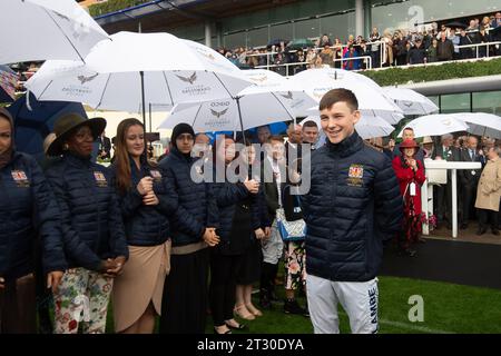 Ascot, Berkshire, Regno Unito. 21 ottobre 2023. Billy Loughnane è stato presentato oggi ad Ascot con il premio Champion Apprentice, meno di un anno dopo aver guidato il suo primo vincitore. Dopo aver conquistato il titolo All-Weather Champion Apprentice durante l'inverno, Loughnane ha puntato l'occhio sul territorio e non ha guardato indietro, scendendo dalla sua pretesa a Kempton Park l'8 settembre. Il diciassettenne siede su 60 vincitori che si dirigono verso l'ultimo giorno del campionato, mettendolo comodamente davanti agli apprendisti leader dell'anno scorso Benoit de la Sayette e Harry Davies. Credito: Maureen McLean/Alamy Live ne Foto Stock