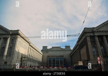 Berlino, Germania. 22 ottobre 2023. Un cielo quasi nuvoloso è visto sopra il Pergamonmuseum. Crediti: Paul Zinken/dpa/Alamy Live News Foto Stock