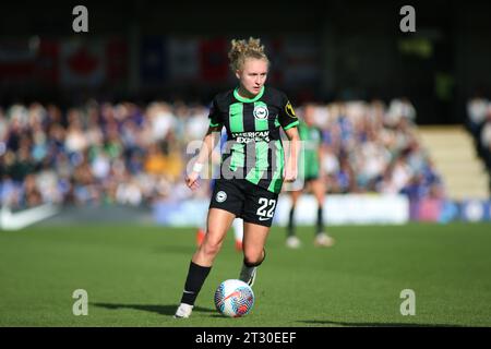 Londra, Regno Unito. 22 ottobre 2023. Londra, 22 ottobre 2023: Katie Robinson (22 Brighton) al ballo durante la partita di fa Womens Super League tra Chelsea e Brighton Hove Albion a Kingsmeadow, Londra, Inghilterra. (Pedro Soares/SPP) credito: SPP Sport Press Photo. /Alamy Live News Foto Stock