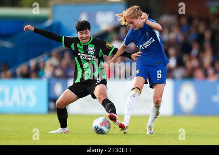 Lee Geum-min di Brighton e Hove Albion si battono per la palla contro Sjoeke Nusken del Chelsea durante la partita Chelsea FC Women contro Brighton & Hove Albion Women FC WSL a Kingsmeadow, Wheatsheaf Park, Londra, Regno Unito il 22 ottobre 2023 Credit: Every Second Media/Alamy Live News Foto Stock