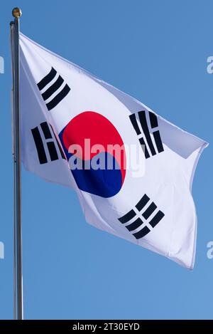 Primo piano bandiera della Corea del Sud su un flagpole contro il cielo blu Foto Stock