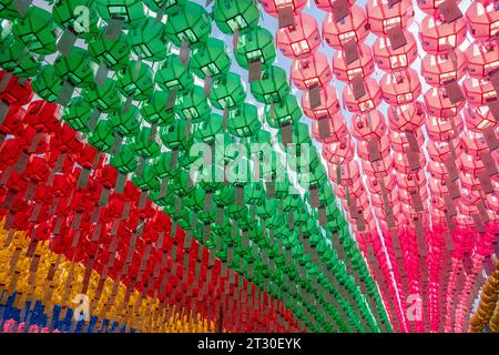 Lanterne colorate al Tempio buddista Bongeunsa a Gangnam a Seul, Corea del Sud, il 29 maggio 2023 Foto Stock