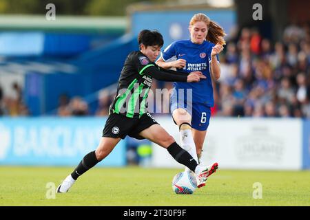 Lee Geum-min di Brighton e Hove Albion si battono per la palla contro Sjoeke Nusken del Chelsea durante la partita Chelsea FC Women contro Brighton & Hove Albion Women FC WSL a Kingsmeadow, Wheatsheaf Park, Londra, Regno Unito il 22 ottobre 2023 Credit: Every Second Media/Alamy Live News Foto Stock