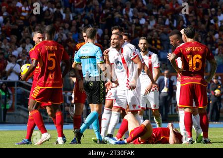 Roma, Italia. 22 ottobre 2023. Danilo D'Ambrosio, centro, di Monza, discute con l'arbitro Giovanni Ayroldi durante la partita di campionato italiano di serie A tra Roma e Monza allo Stadio Olimpico di Roma, Italia, 22 ottobre 2023. Credito: Riccardo De Luca - Update Images/Alamy Live News Foto Stock