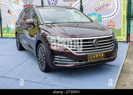 ZHONGSHAN GUANGDONG Cina-10 giugno 2022: Un'auto marrone VolksWagenwerk. Foto Stock