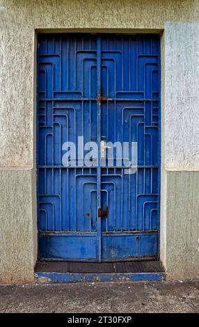 Cancello art deco blu sulla facciata a Ribeirao Preto, San Paolo, Brasile Foto Stock